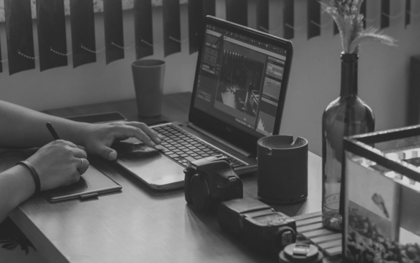 Studenti che collaborano durante una sessione di sviluppo mobile